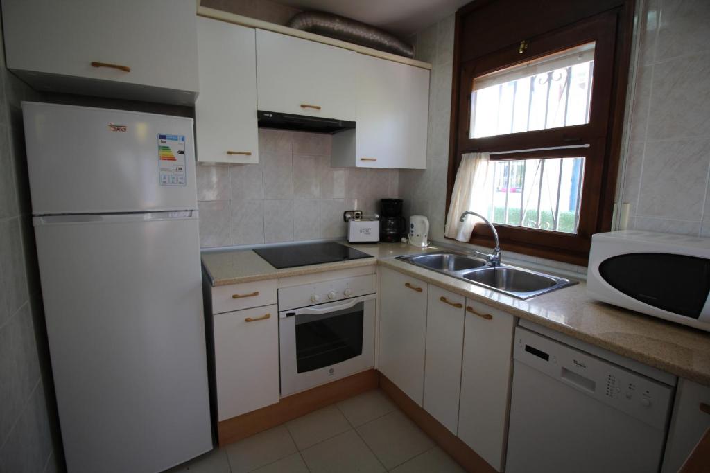 Kuchyňa alebo kuchynka v ubytovaní Apart-rent Casa con piscina Sant Maurici 0191
