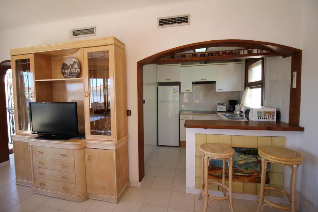 Kuchyňa alebo kuchynka v ubytovaní Apart-rent Casa con piscina Sant Maurici 0191