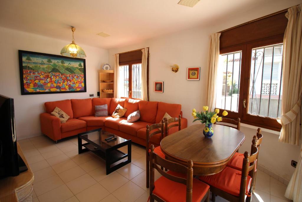 Posedenie v ubytovaní Apart-rent Casa con piscina Sant Maurici 0191