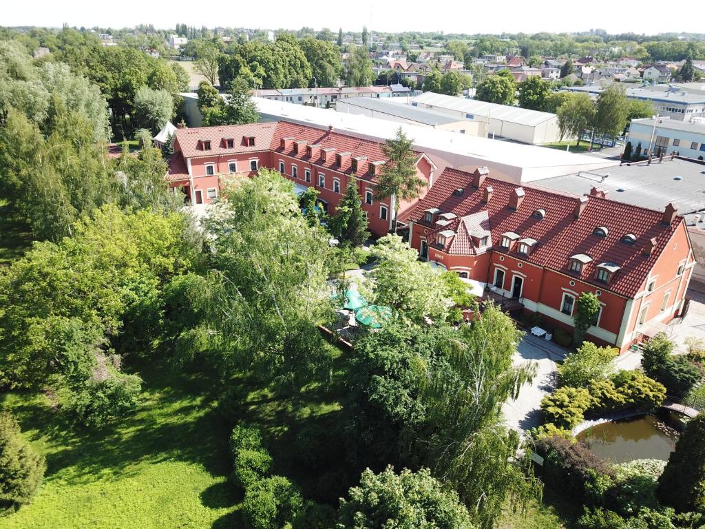 una vista aérea de un edificio con árboles en Dworek 1885, en Ostrzeszów