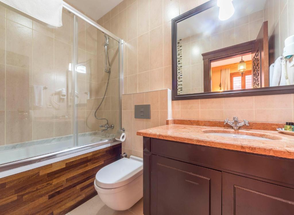 A bathroom at Lalinn Hotel