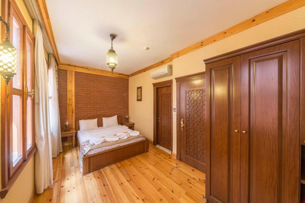 A bed or beds in a room at Lalinn Hotel