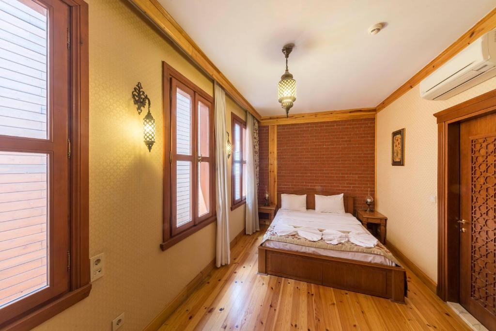 A bed or beds in a room at Lalinn Hotel