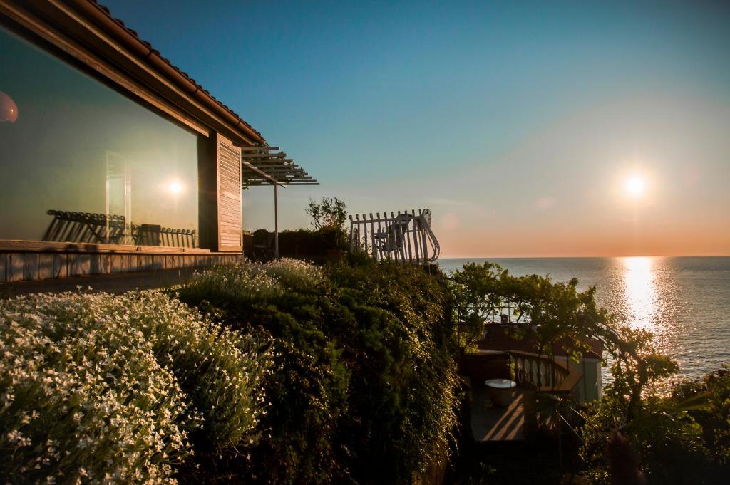 Casa con vistas al océano al atardecer en The Best View House, en Piran