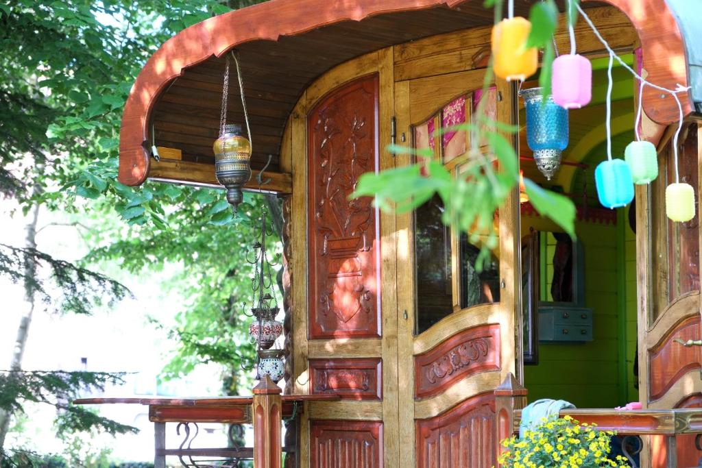 drewniane wejście do domu z drewnianymi drzwiami w obiekcie La Roulotte de Sandor w mieście Quintigny