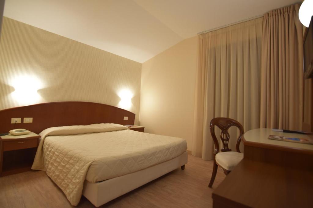 Postel nebo postele na pokoji v ubytování Hotel Roma