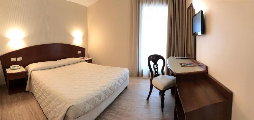 Postel nebo postele na pokoji v ubytování Hotel Roma