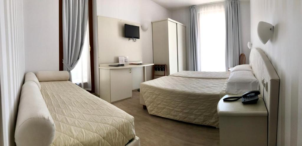 Postel nebo postele na pokoji v ubytování Hotel Roma