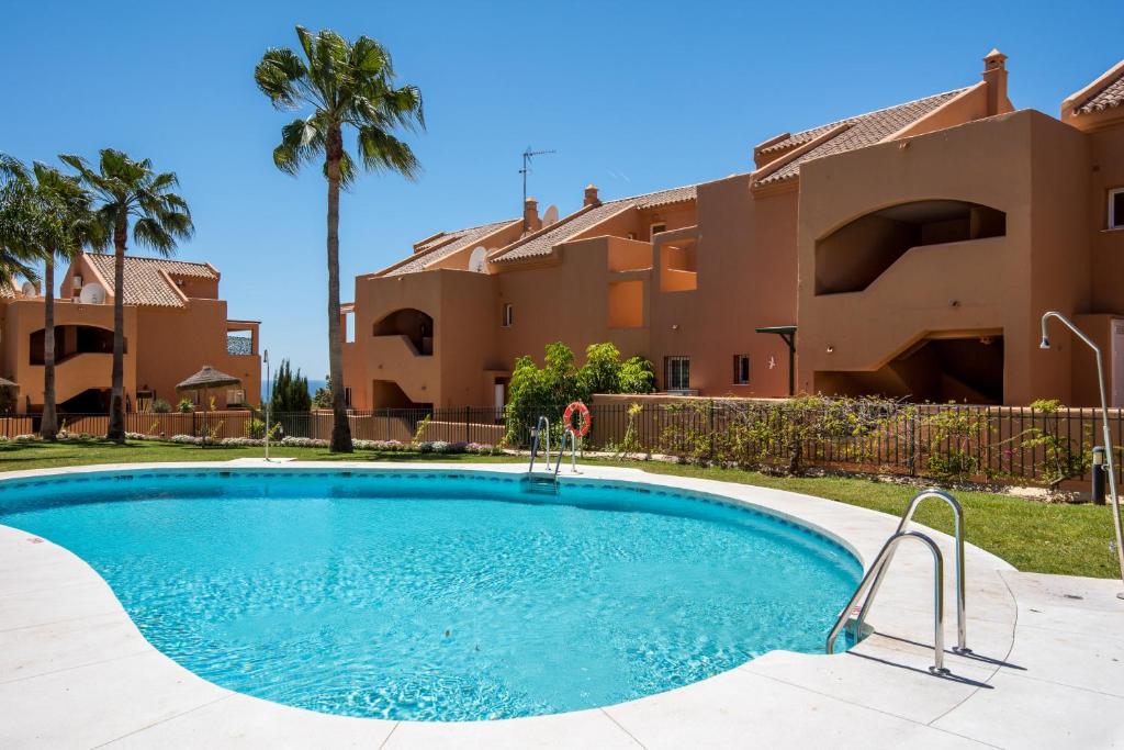 uma piscina em frente a uma casa em Santa Maria Marbella em Marbella