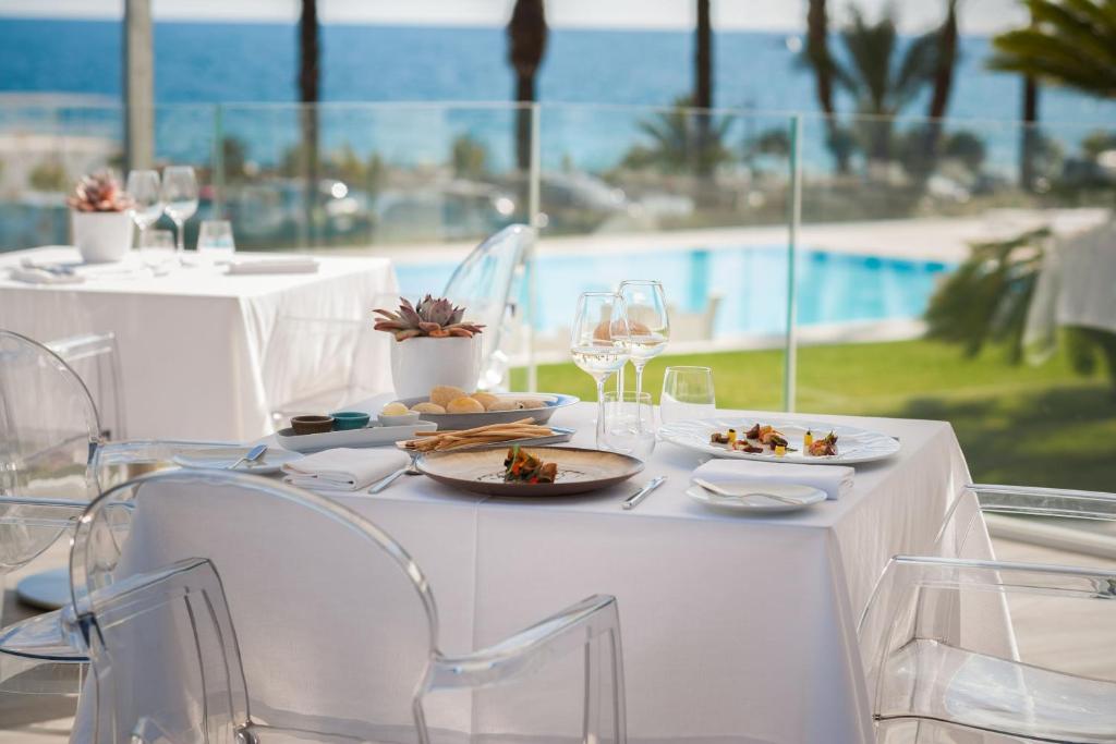 Bazén v ubytování Miramare The Palace Resort nebo v jeho okolí