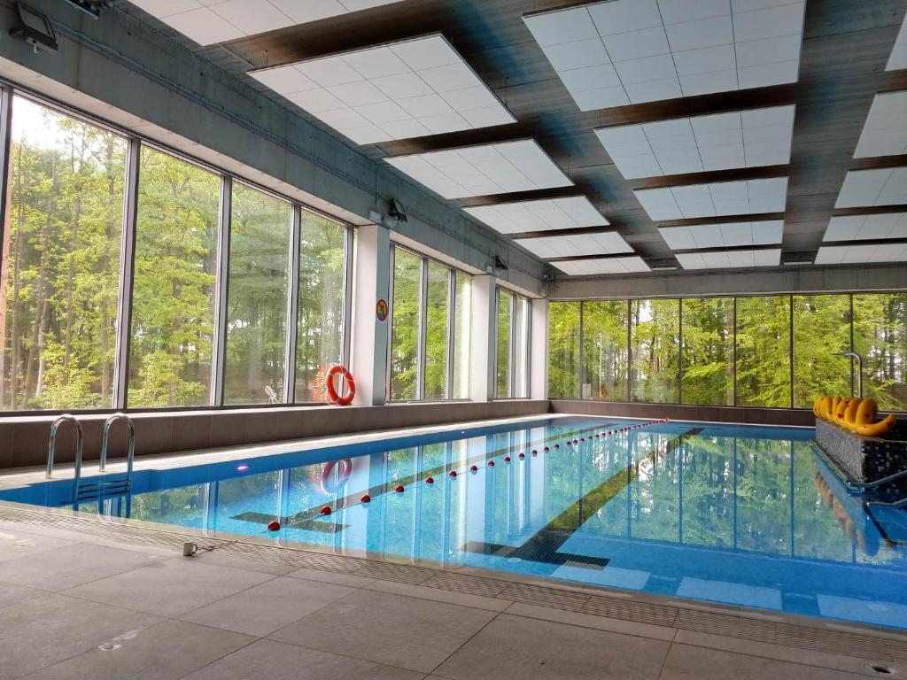 una grande piscina in un edificio con finestre di Aquamarina Onyx Seaside a Międzyzdroje