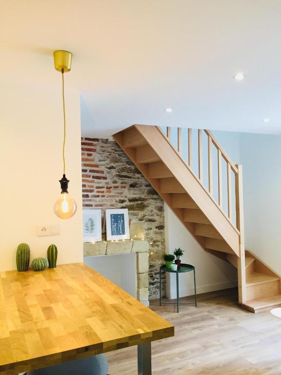 une salle à manger avec une table et un escalier dans l'établissement Appartement Amalfi Hyper Centre, à Nantes