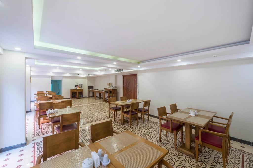 A restaurant or other place to eat at Lalinn Hotel