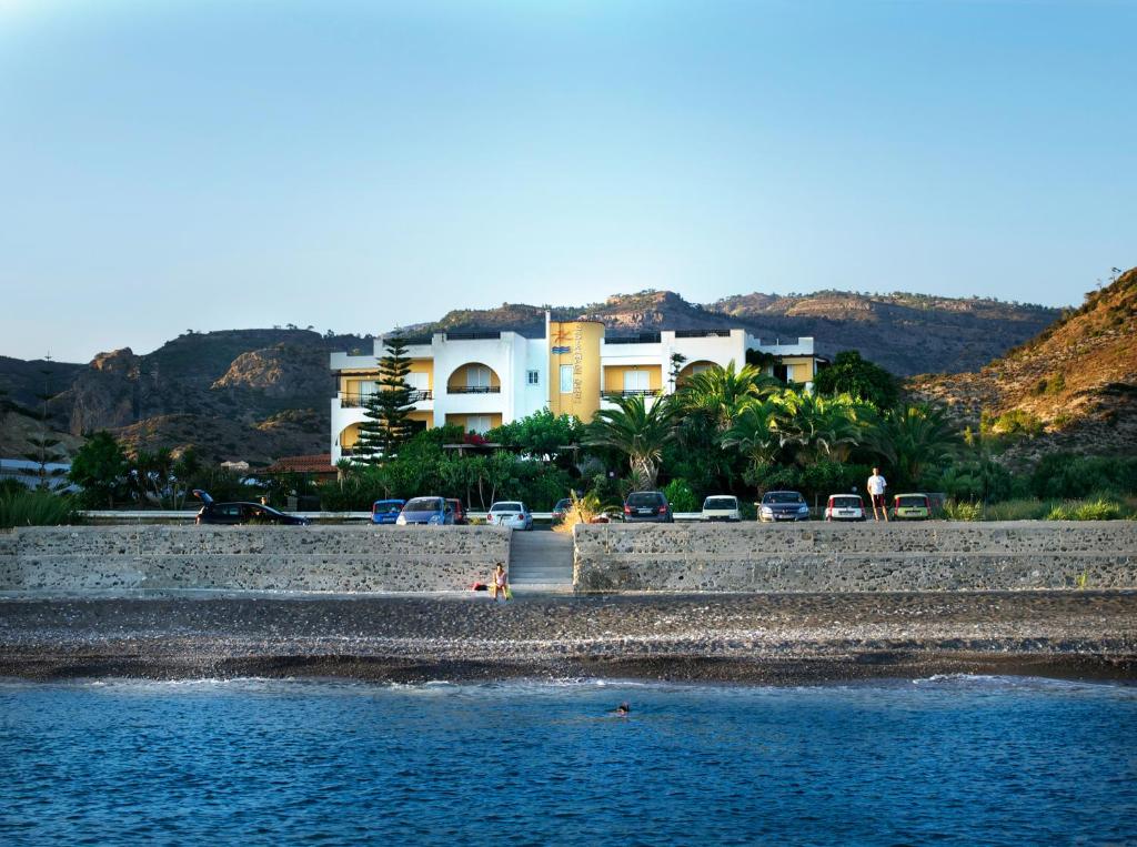 un edificio en la orilla de un cuerpo de agua en Sarikampos Beach en Myrtos