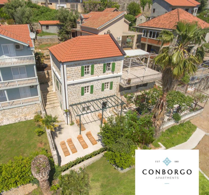 庫姆波的住宿－Conborgo Apartments，屋顶房屋的空中景致
