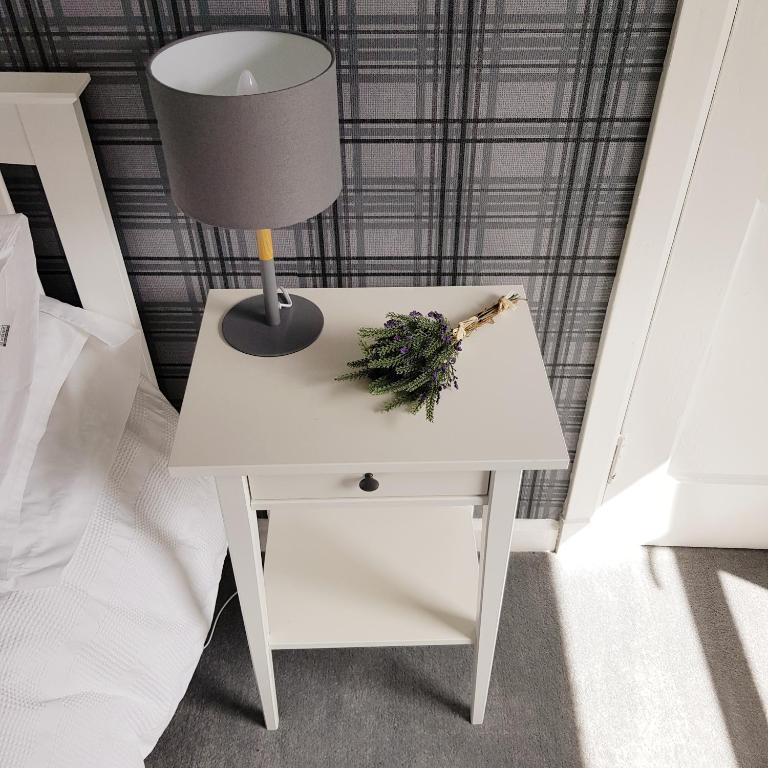 Bespoke Tours Scotland Accommodation @ Morrison Street - Three-Bedroom Apartment