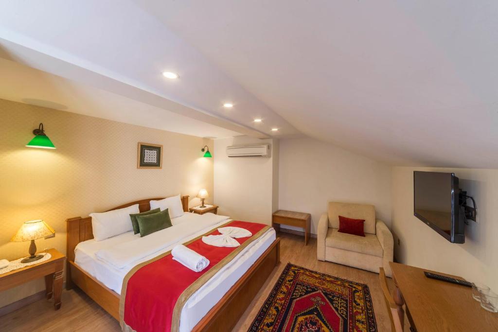A bed or beds in a room at Lalinn Hotel