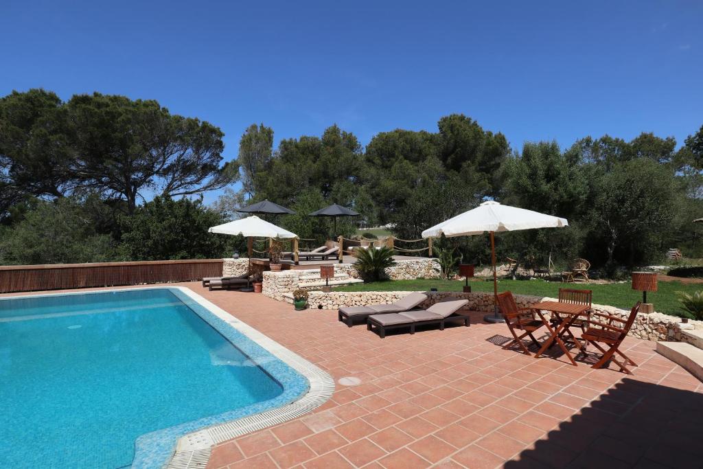 Bazén v ubytování La Casa Menorca nebo v jeho okolí