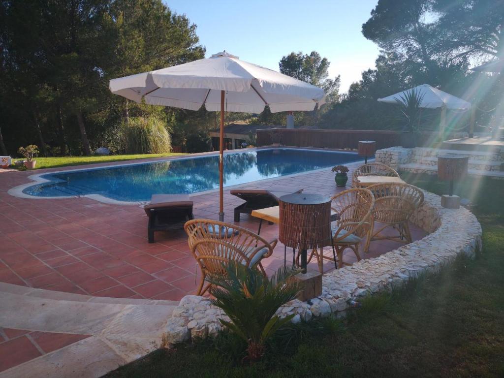 Bazén v ubytování La Casa Menorca nebo v jeho okolí