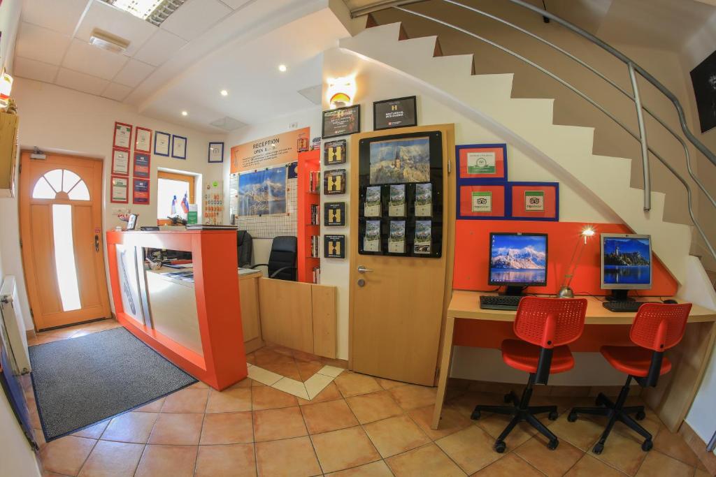 TV a/nebo společenská místnost v ubytování ROOMS JANI