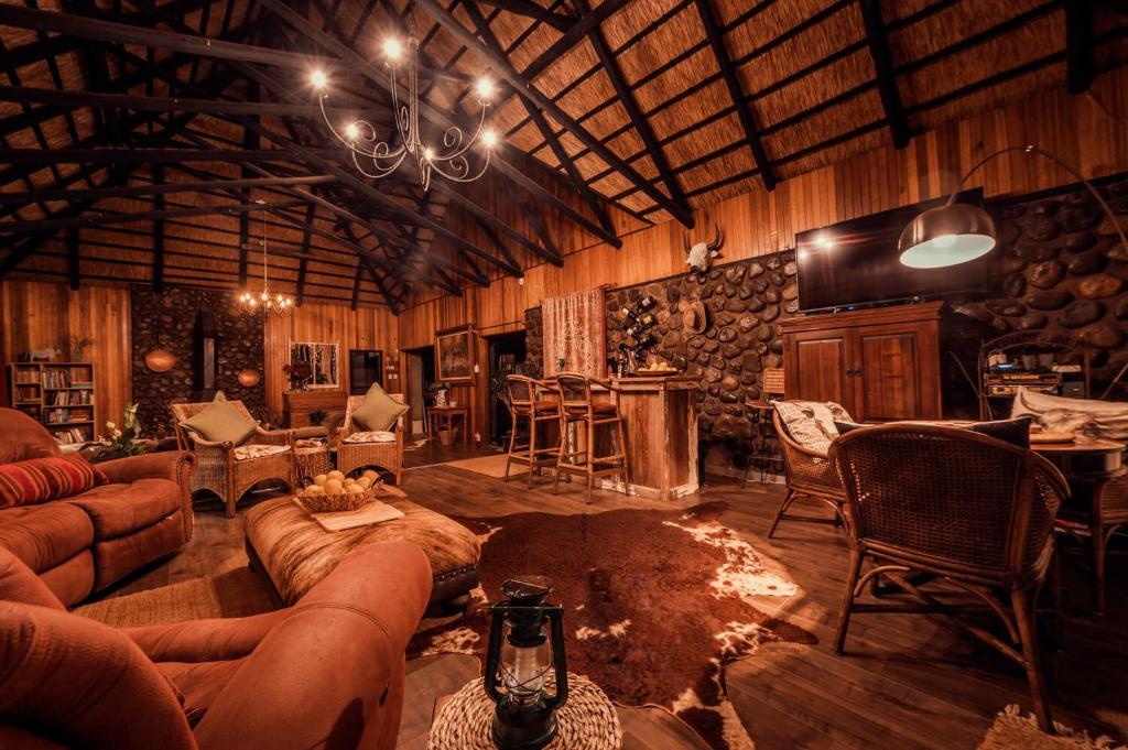Posezení v ubytování Kukummi Lodge - formerly Mackaya Bella Country Lodge