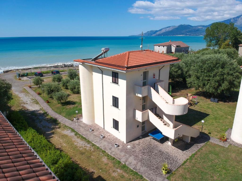 Casa blanca con vistas al océano en Residence Villammare, en Villammare