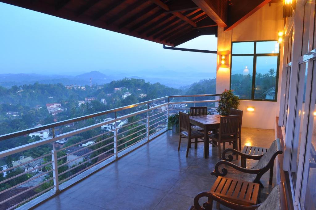Balkón nebo terasa v ubytování Amaara Sky Hotel Kandy