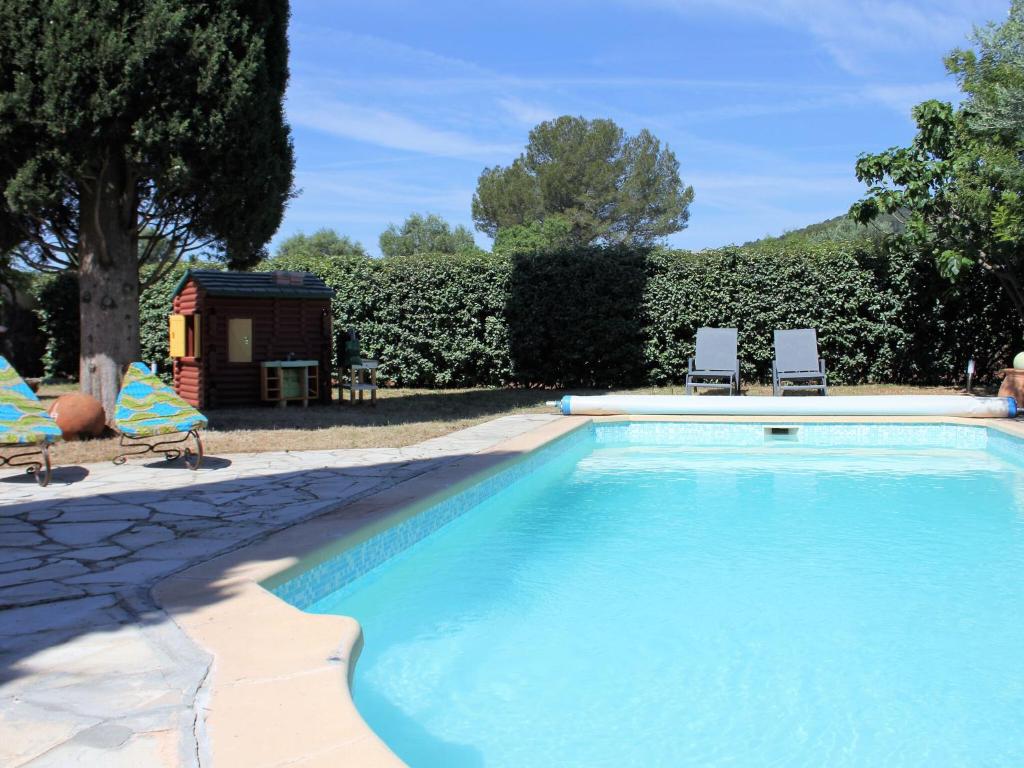 - une piscine avec 2 chaises et une maison dans l'établissement Modern Villa in La Motte with Swimming Pool, à La Motte
