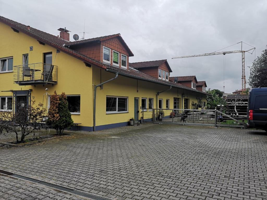 un edificio amarillo con una entrada delante de él en Stollis FeWo, en Bensheim