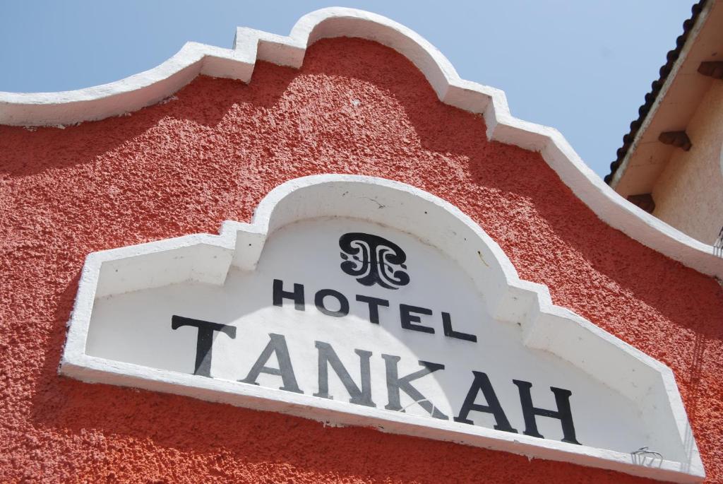 um sinal ao lado de um hotel tamiami em Hotel Tankah Cancun em Cancún