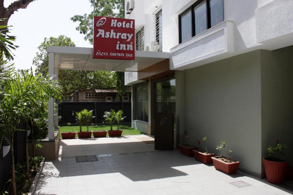 ein Gebäude mit einem Schild, das das Hotel Ashley Inn liest in der Unterkunft Hotel Ashray Inn in Ahmedabad