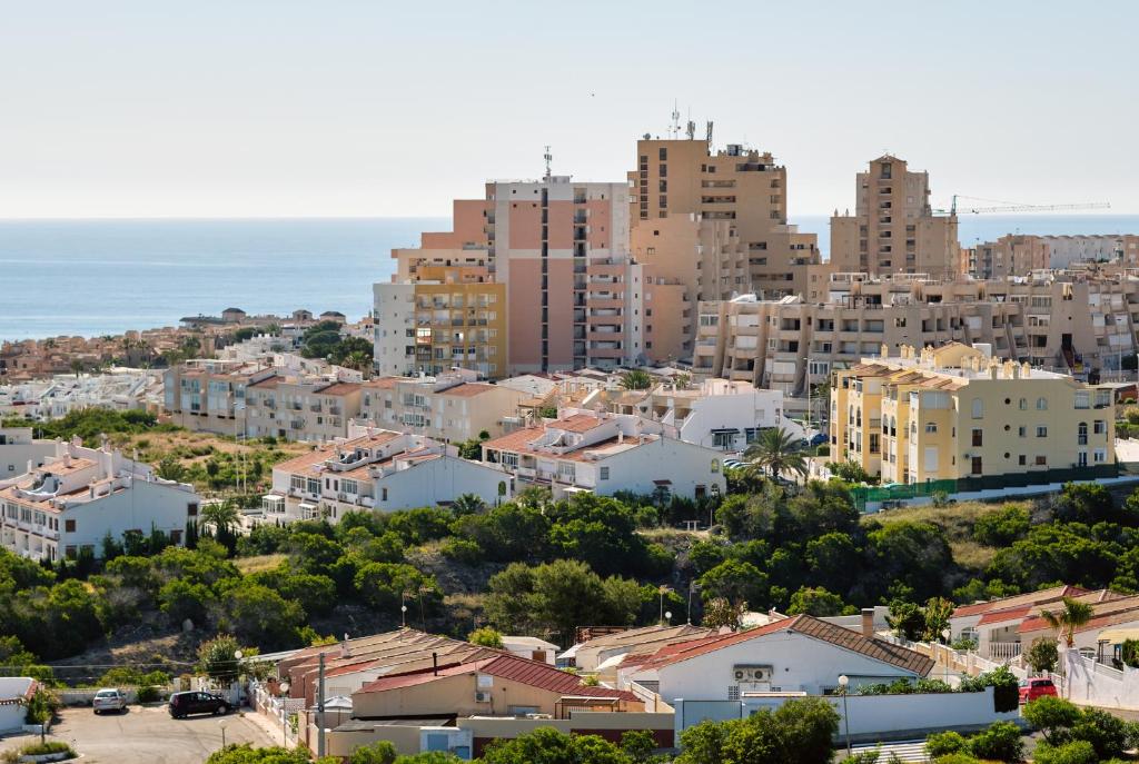 Nespecifikovaný výhled na destinaci Torrevieja nebo výhled na město při pohledu z apartmánu