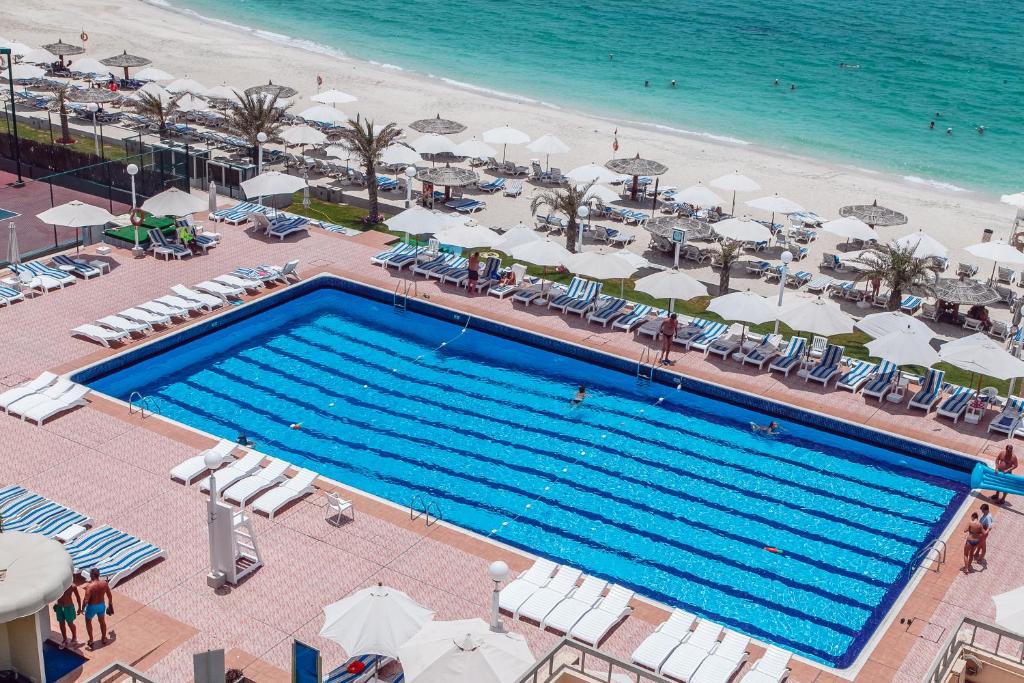 Bazén v ubytování Sharjah Carlton Hotel nebo v jeho okolí