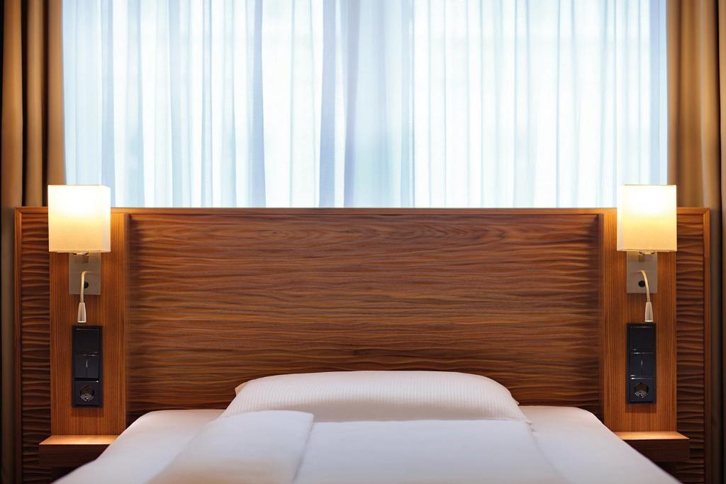 Postel nebo postele na pokoji v ubytování Hotel Hafen Hamburg