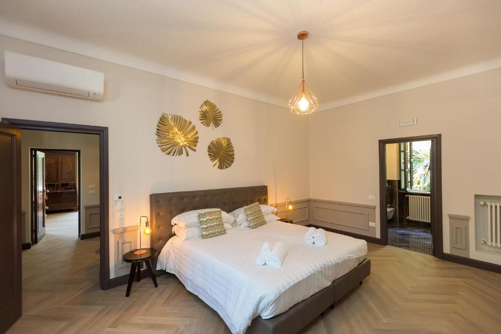 een slaapkamer met een groot bed met witte lakens bij Beyond Colosseum in Rome