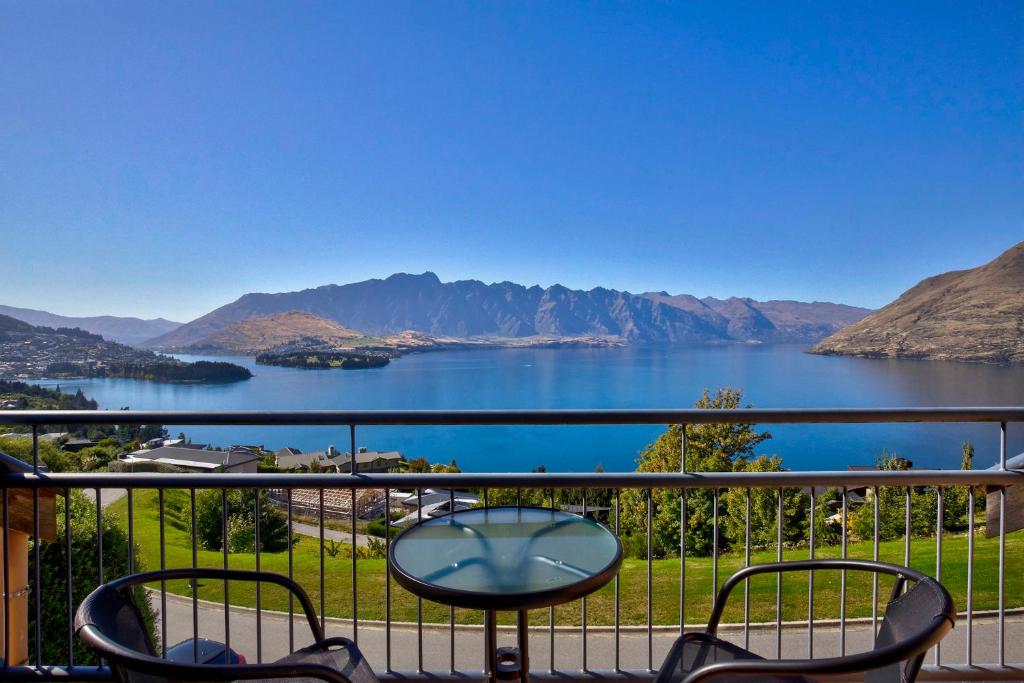 balcón con vistas al lago y a las montañas en Amazing View Home, en Queenstown