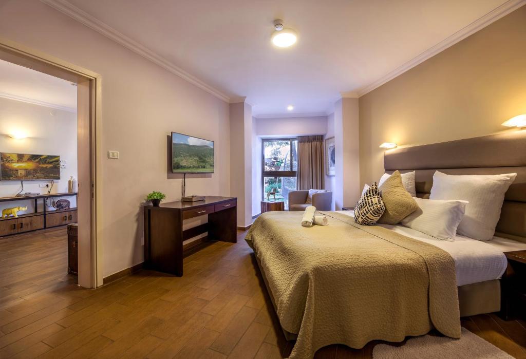 Postel nebo postele na pokoji v ubytování C Hotel Neve Ilan
