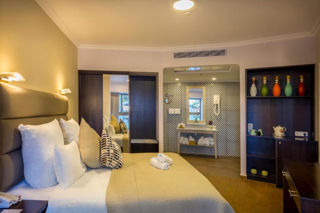 Postel nebo postele na pokoji v ubytování C Hotel Neve Ilan