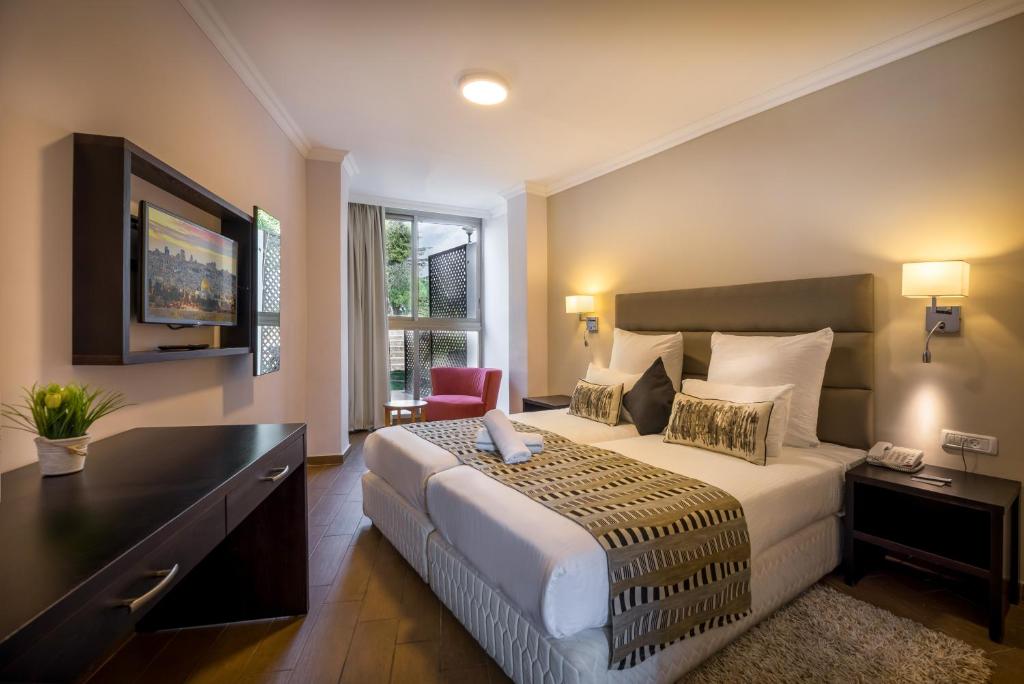 Postel nebo postele na pokoji v ubytování C Hotel Neve Ilan