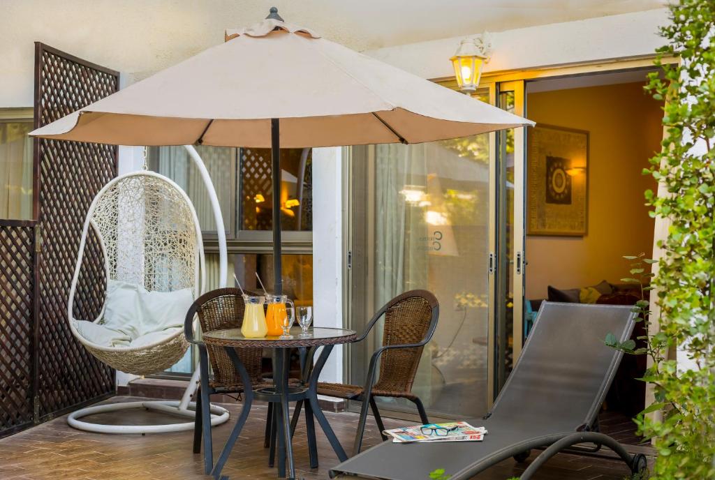 Posezení v ubytování C Hotel Neve Ilan