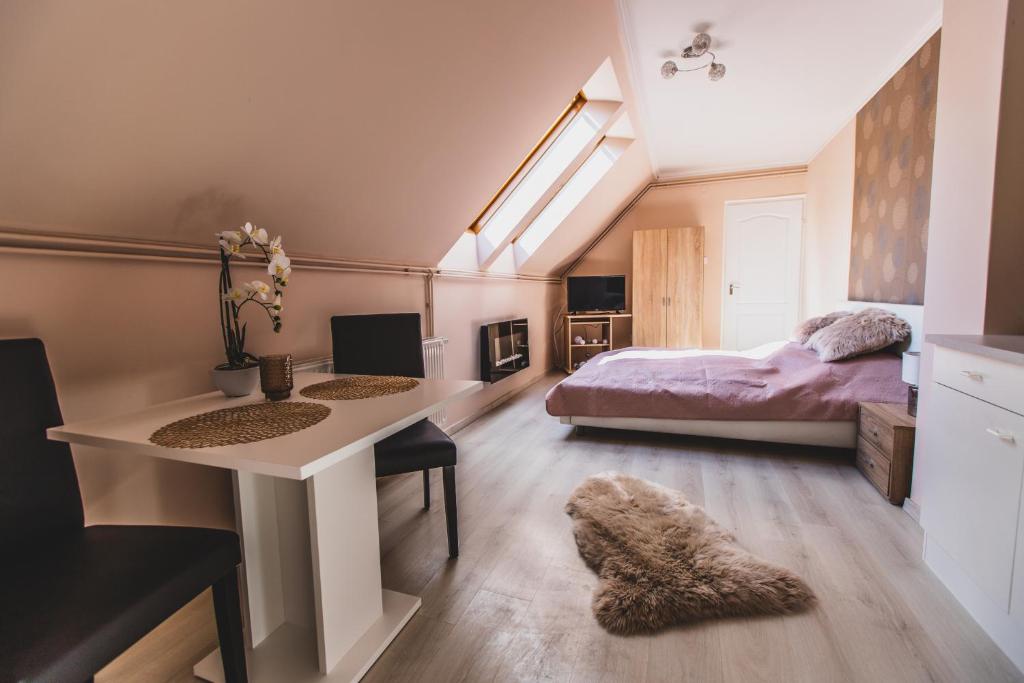 um quarto com uma cama, uma secretária e uma cama. em Tenkes-Tourist em Siklós