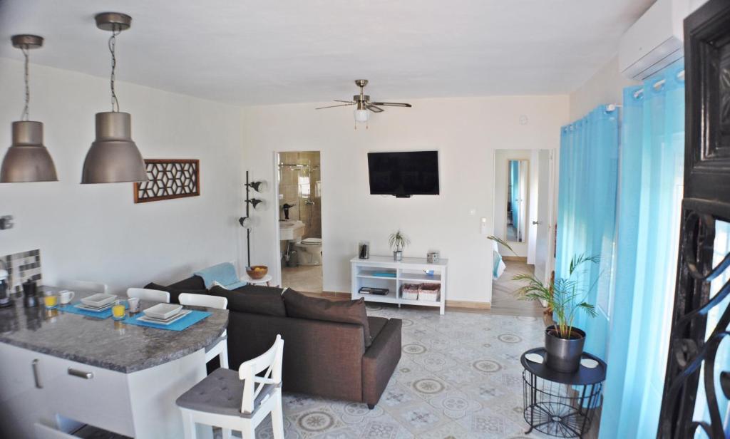 Televízia a/alebo spoločenská miestnosť v ubytovaní Finca Bella Vista