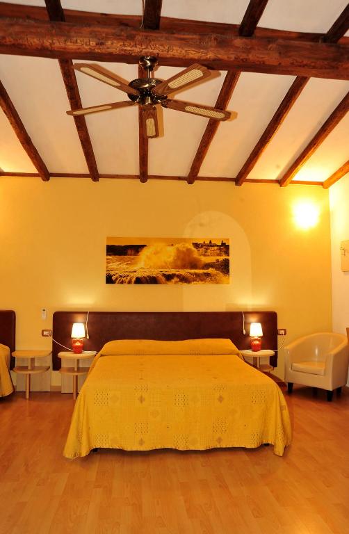 Łóżko lub łóżka w pokoju w obiekcie B&B Viaprimaldo Camere