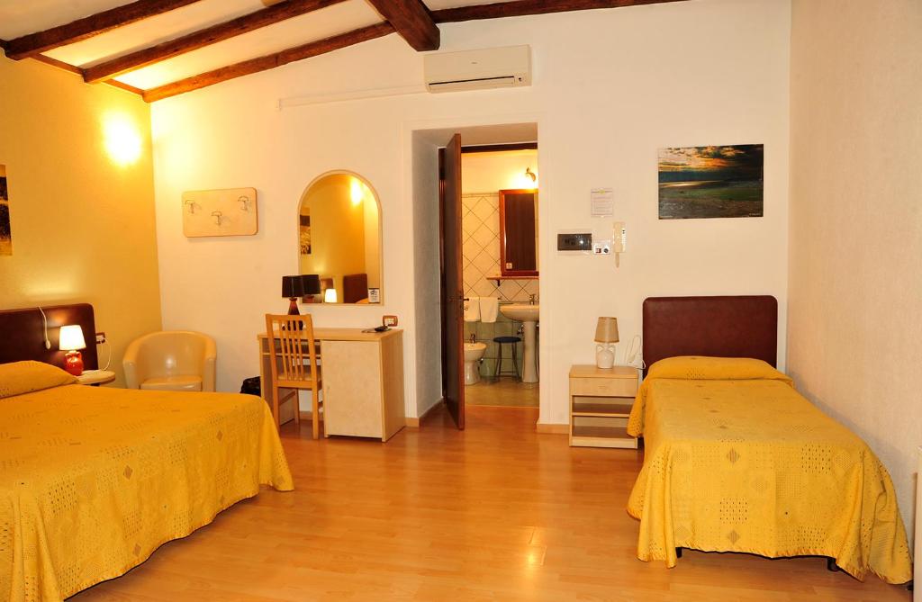 Łóżko lub łóżka w pokoju w obiekcie B&B Viaprimaldo Camere