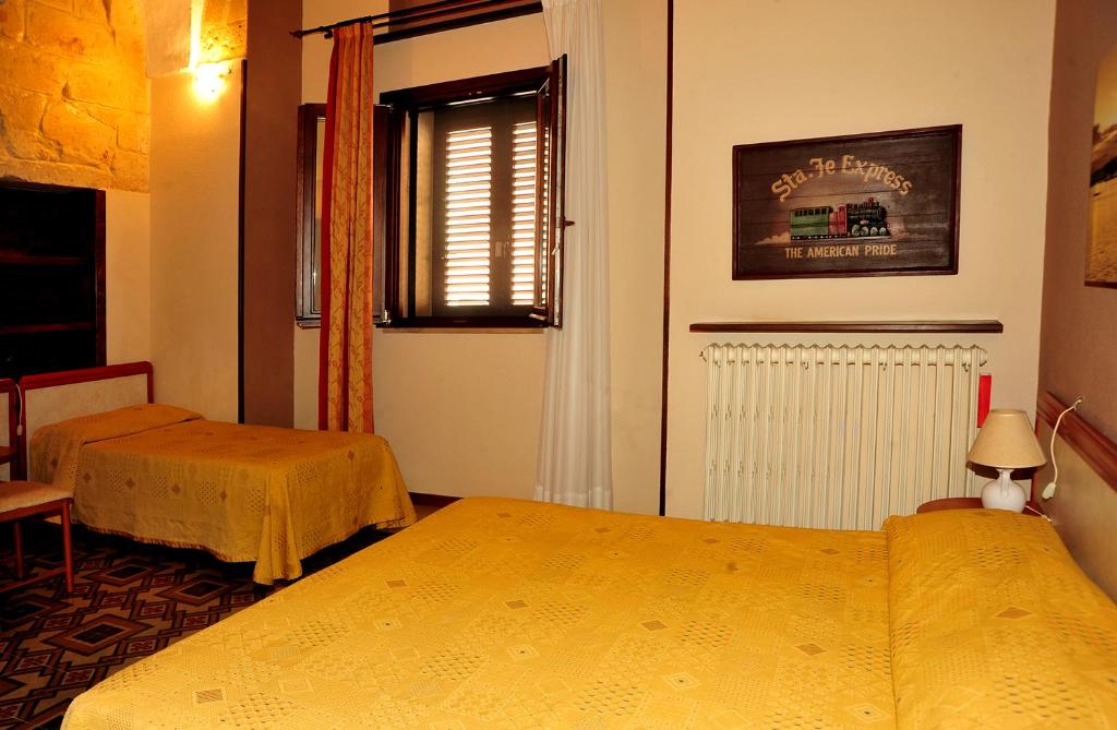 Łóżko lub łóżka w pokoju w obiekcie B&B Viaprimaldo Camere