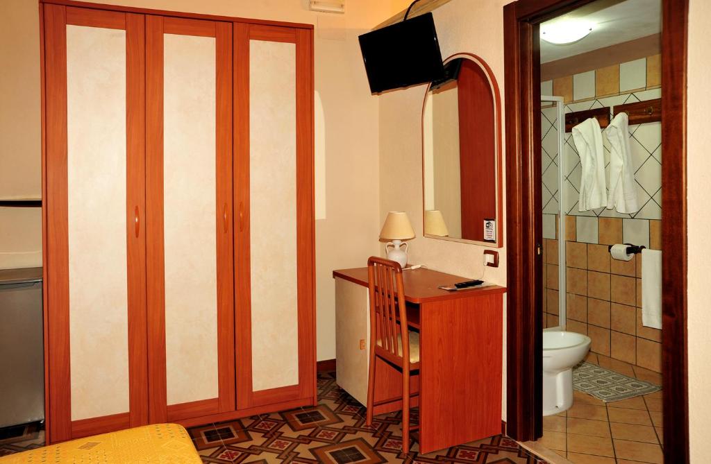 łazienka z toaletą, umywalką i lustrem w obiekcie B&B Viaprimaldo Camere w mieście Otranto