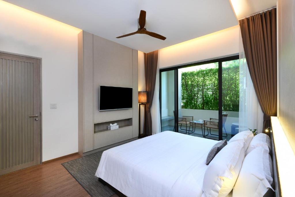 Postel nebo postele na pokoji v ubytování Tinidee Golf Resort Phuket - SHA Extra Plus