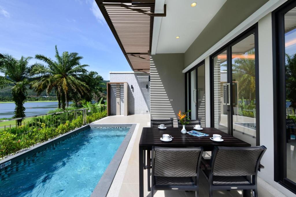 Bazén v ubytování Tinidee Golf Resort Phuket - SHA Extra Plus nebo v jeho okolí