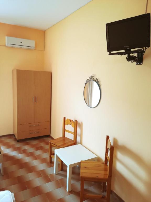 Televízia a/alebo spoločenská miestnosť v ubytovaní Eleftheria's Apartments