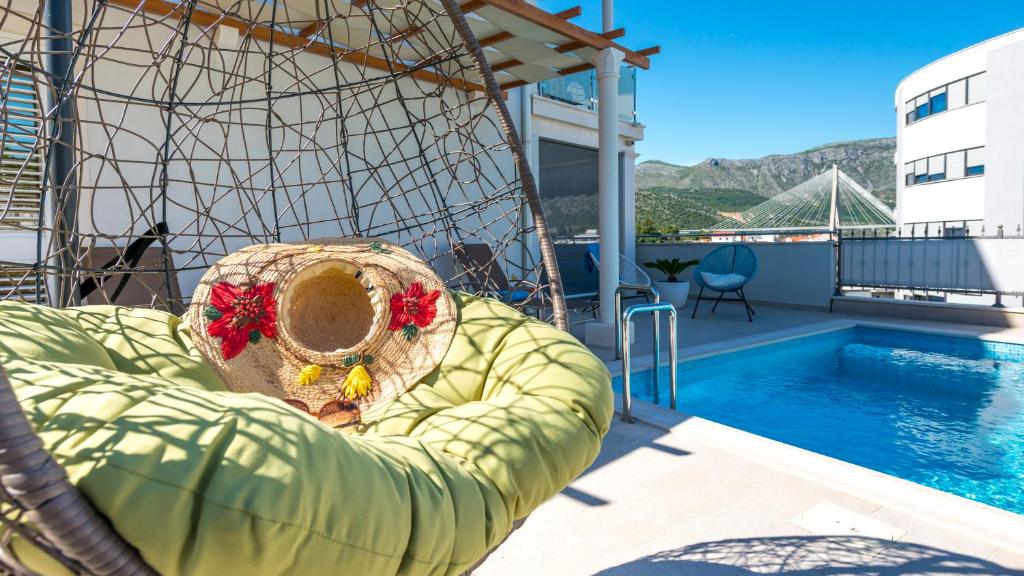 een grote opblaasbare schommel naast een zwembad bij Apartments Sandra Solitudo III in Dubrovnik
